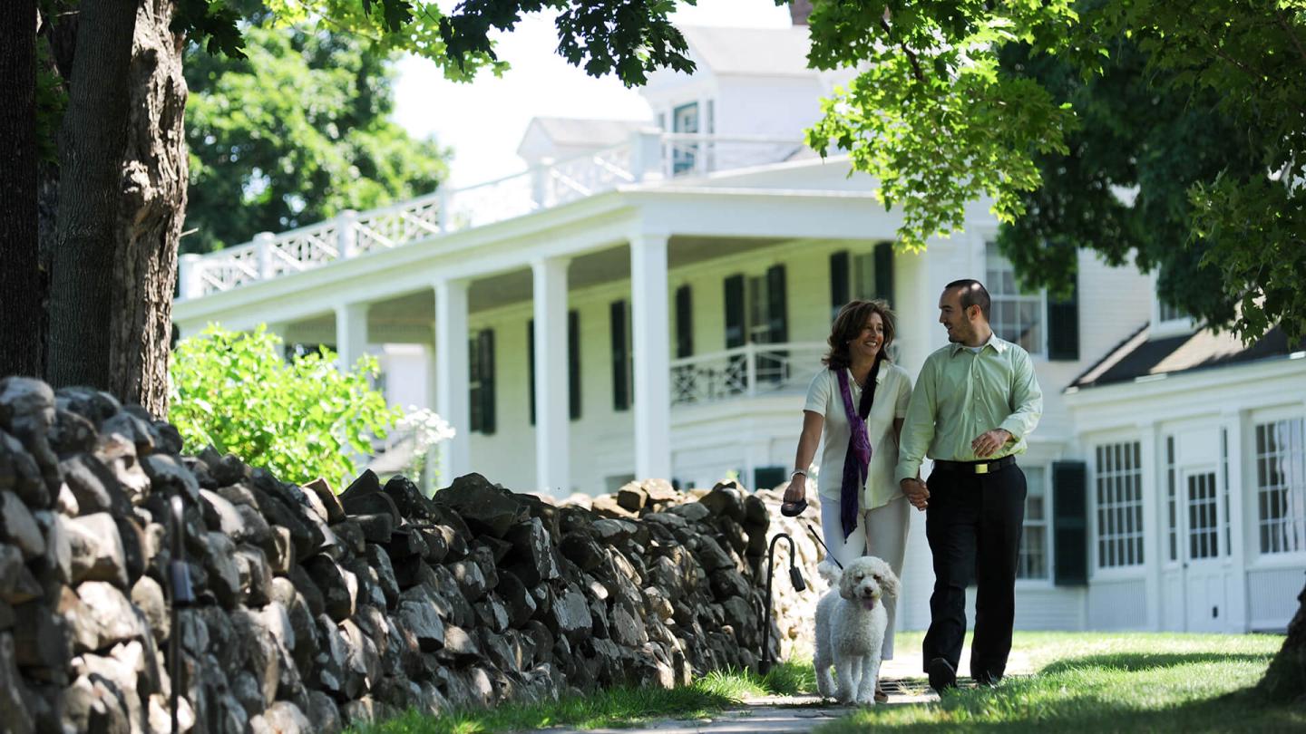 Connecticut_Romance_Hillstead-Museum_couple_walking