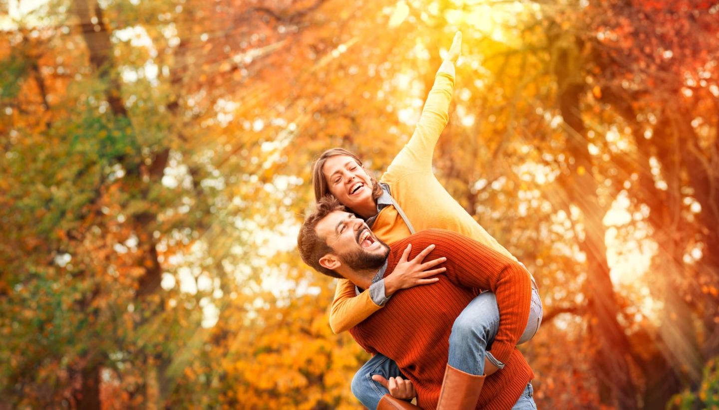 fall_photography_ideas_new_england_happy_couple