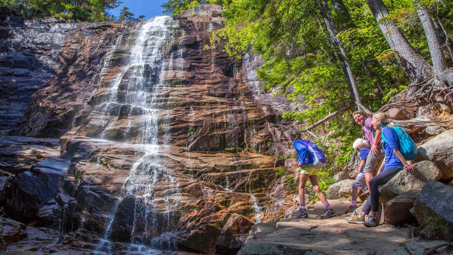 Family hiking to Arethusa Falls