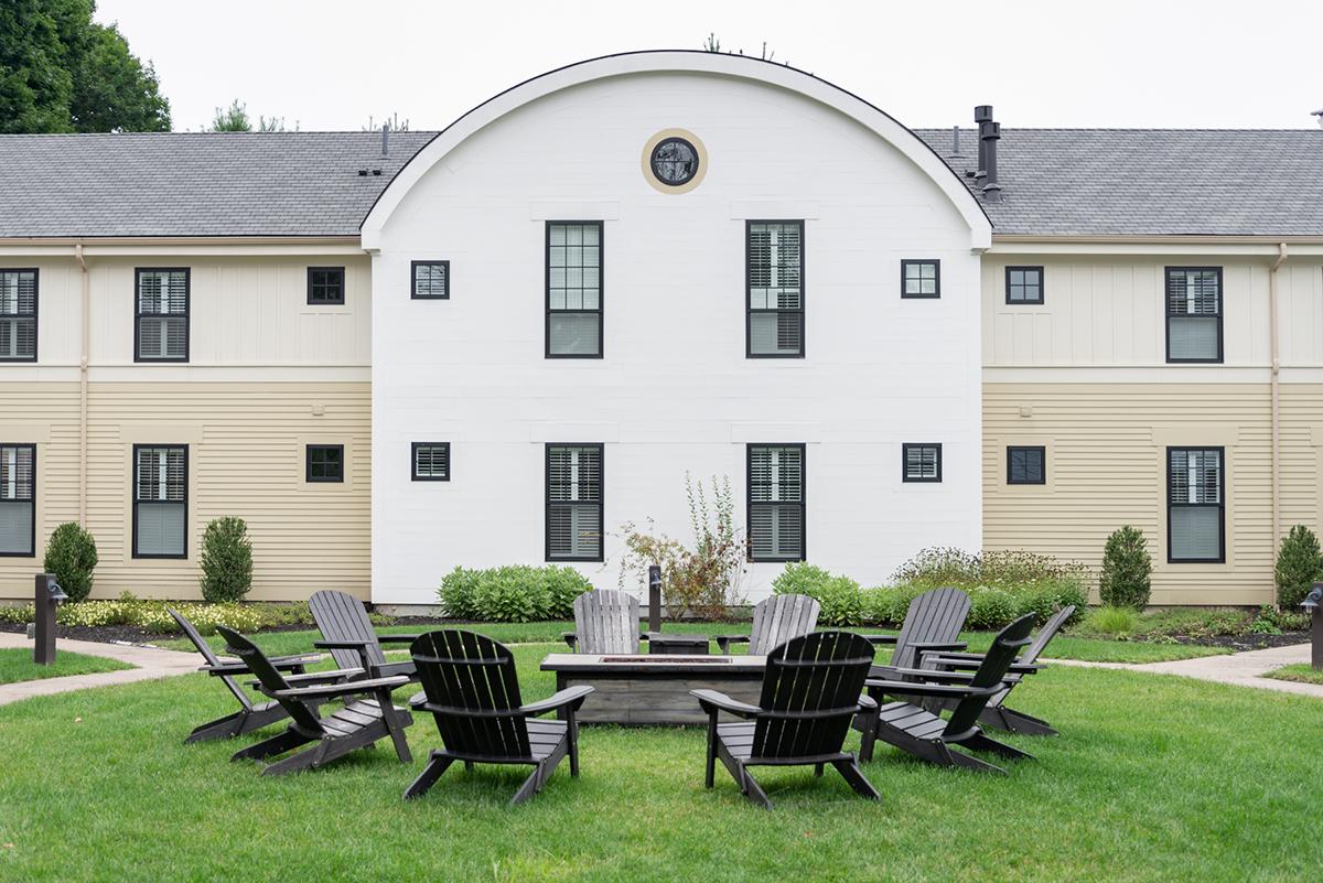 Garden courtyard with fire pit