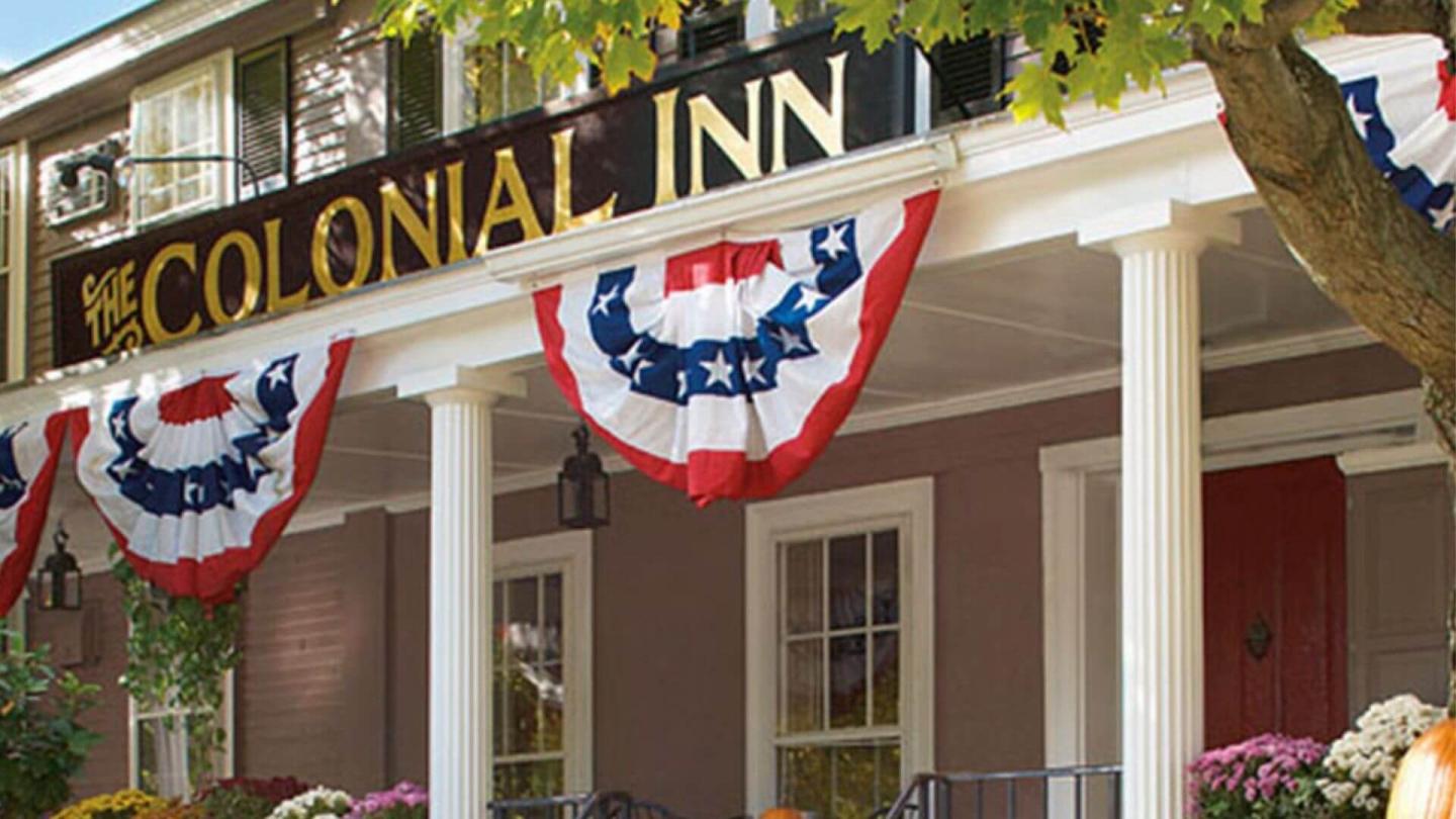 massachusetts-fall-foliage-concord’s-colonial-inn