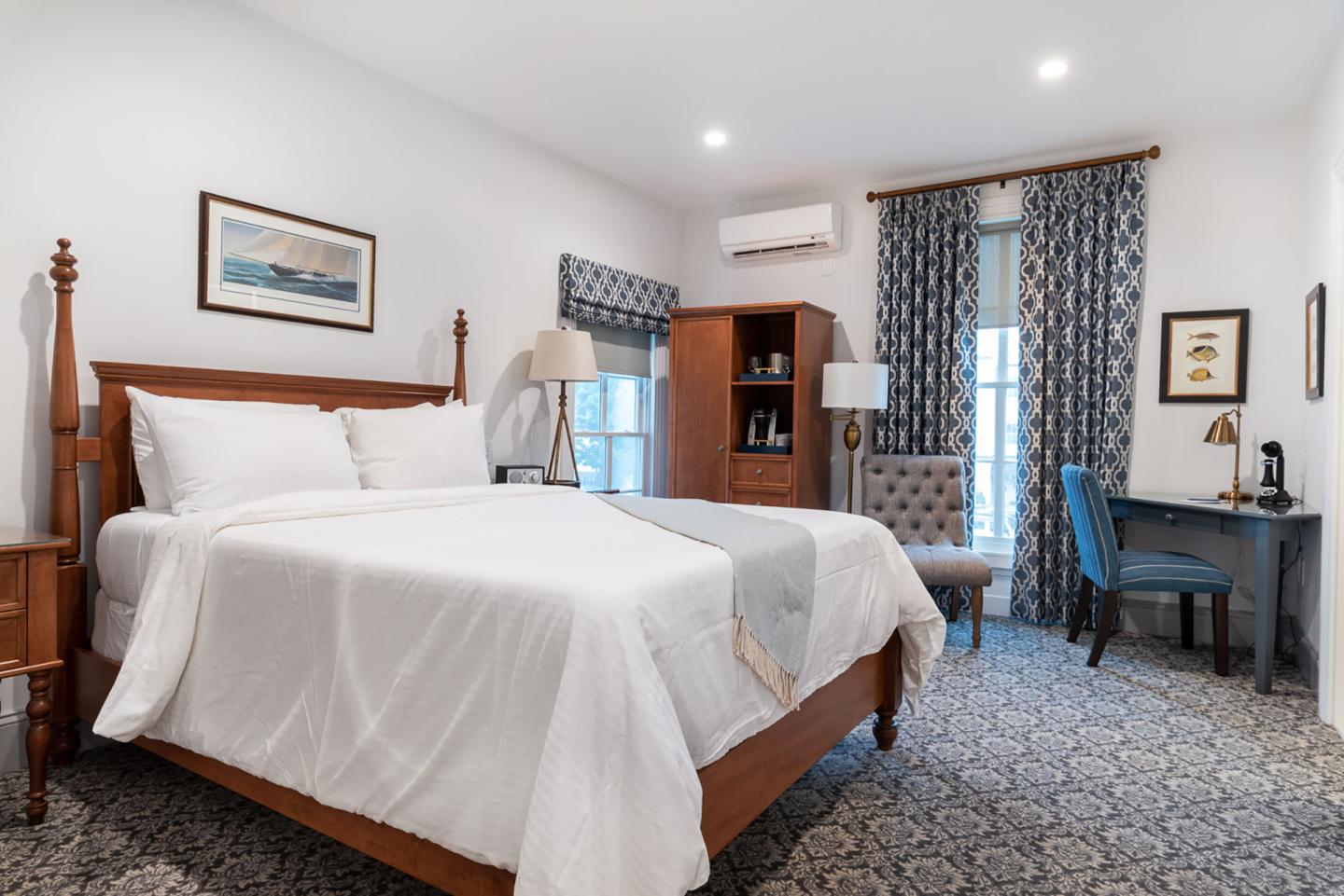 Whaler's Inn Queen Guestroom
