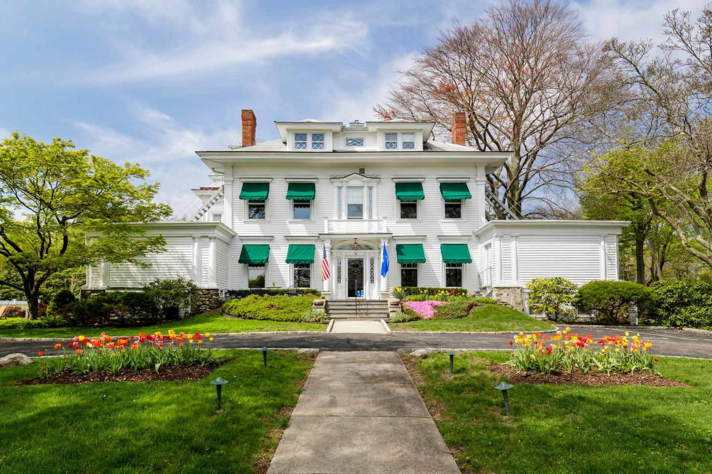 The front entrance of Stanton House Inn, as seen from Maple Avenue