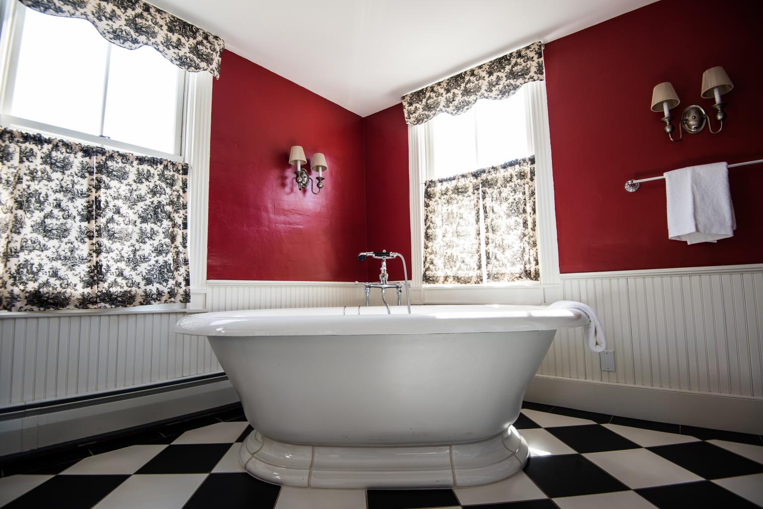 Claw tub bathroom