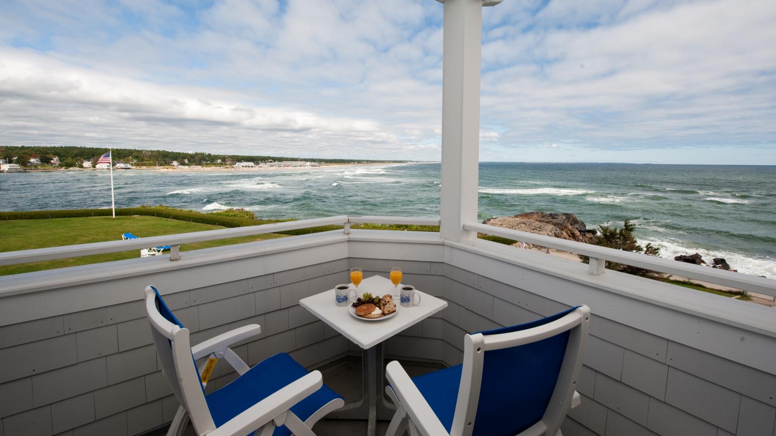 Beachmere Inn - Deck Breakfast