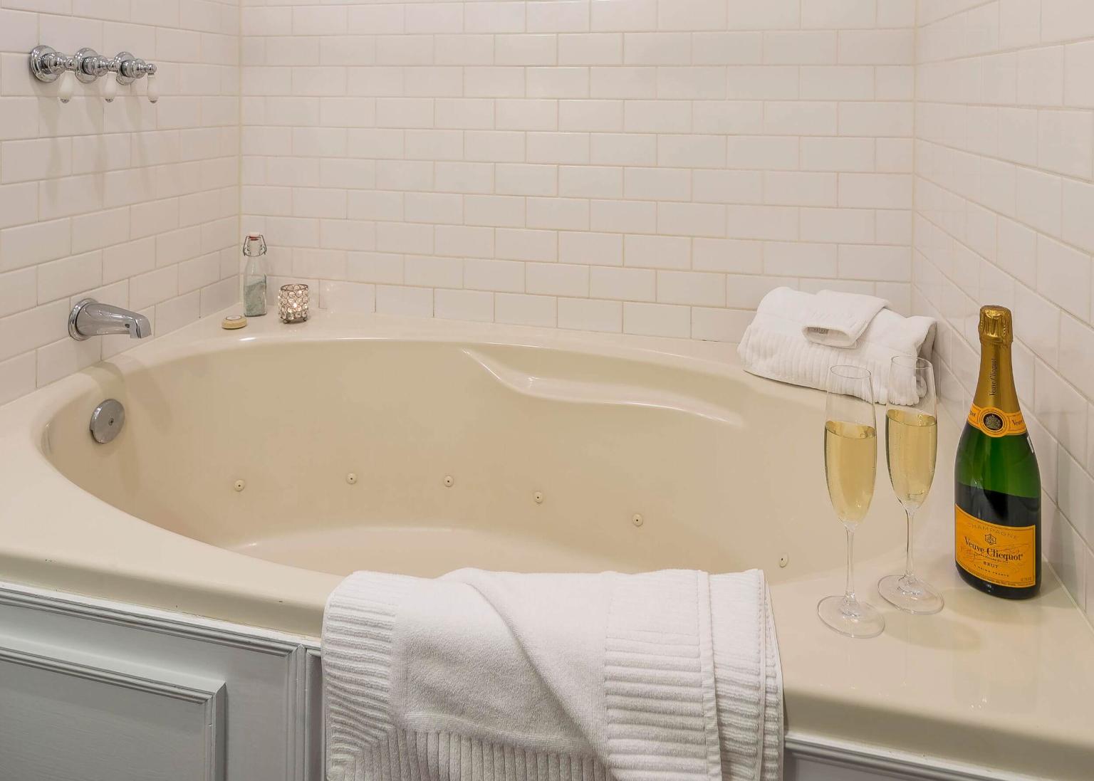 Hartstone Inn & Hideaway Jetted Tub