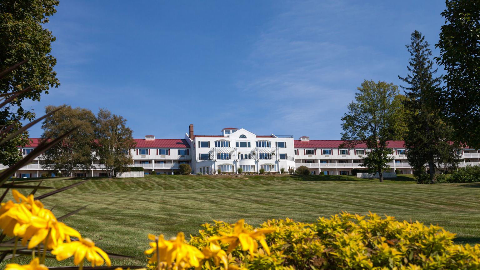 Front lawn view at Red Jacket Mountain View Resort