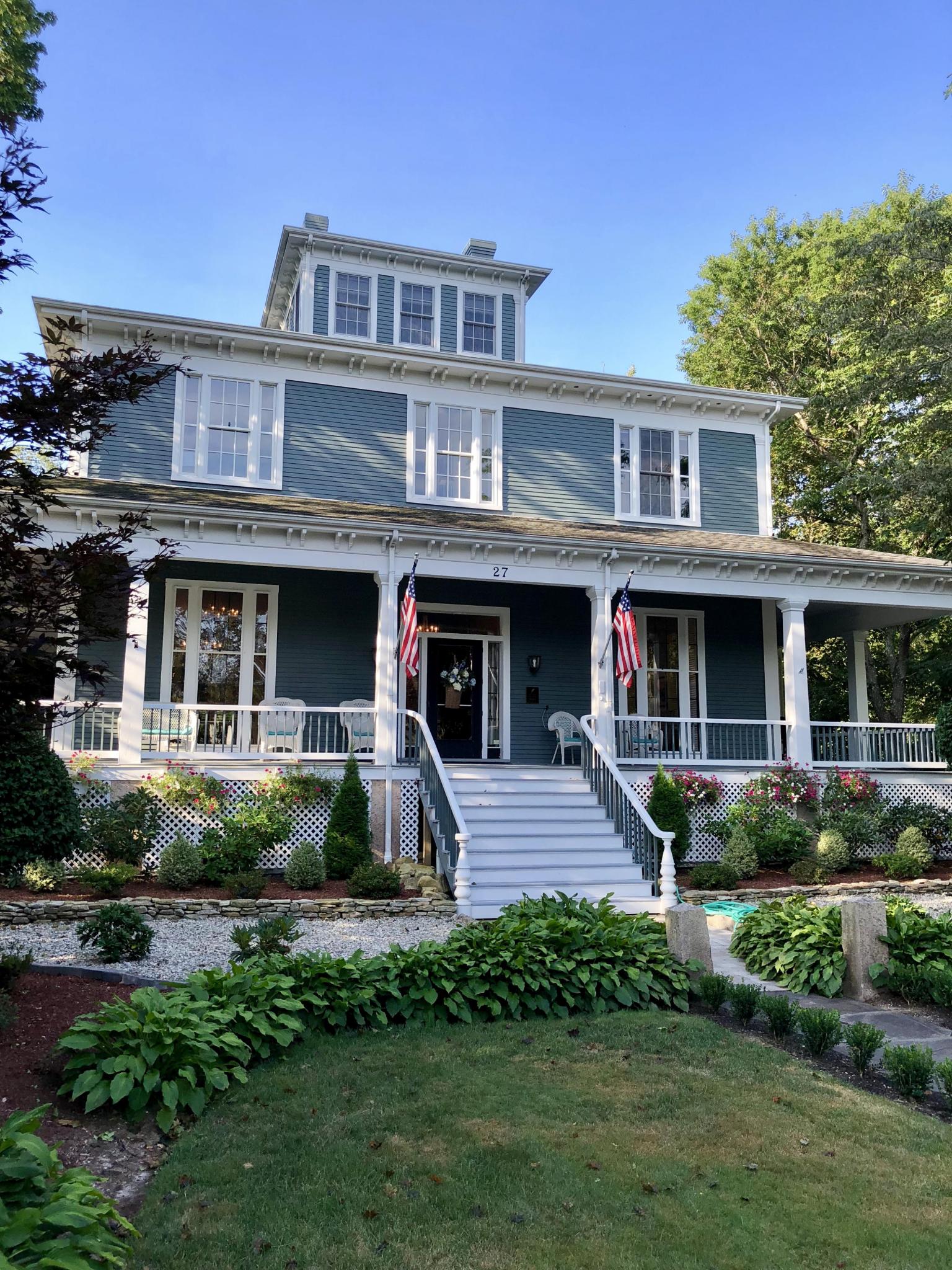 Captain's Manor Inn - Front Entry