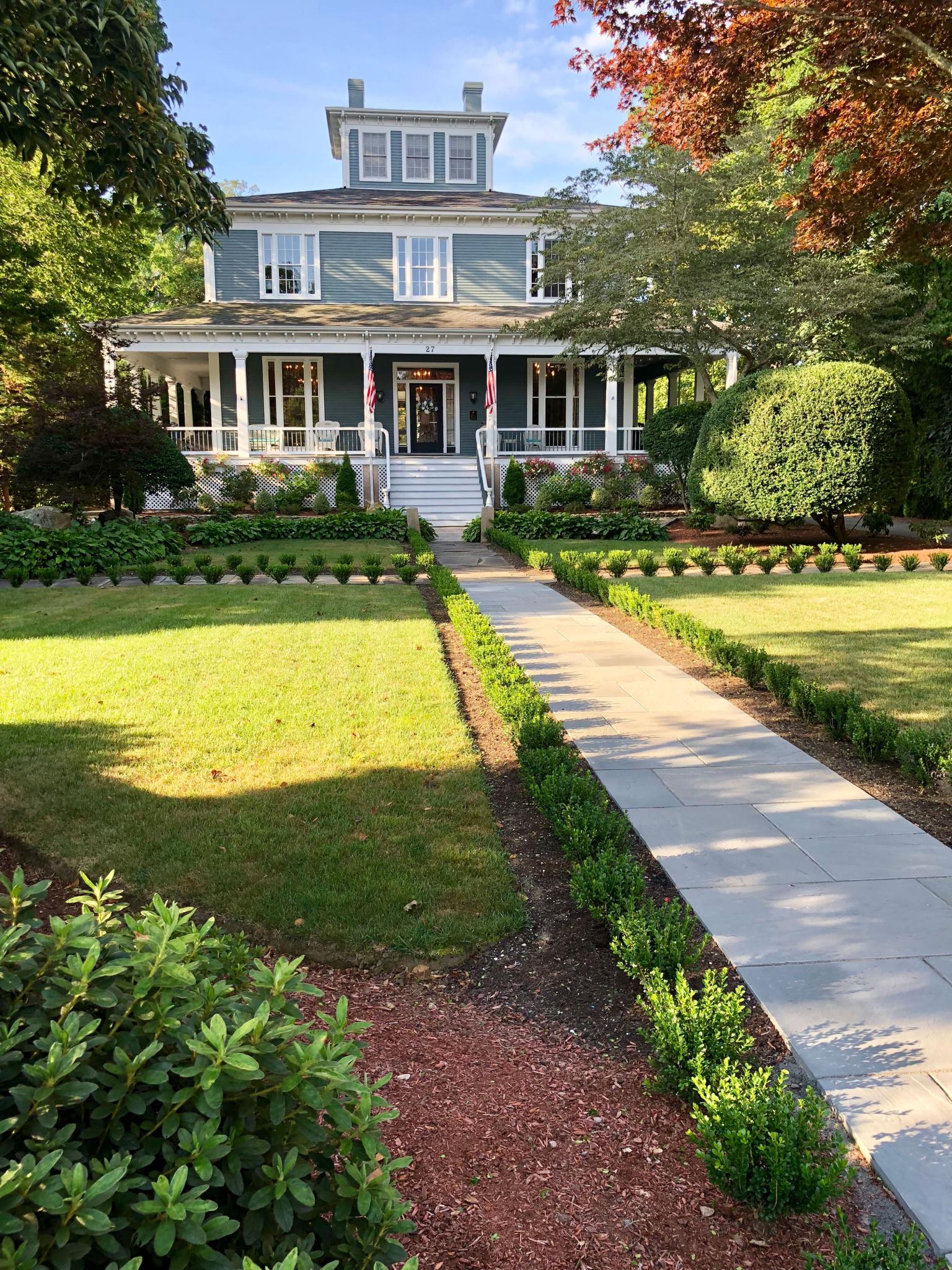 Captain's Manor Inn - Front Walkway