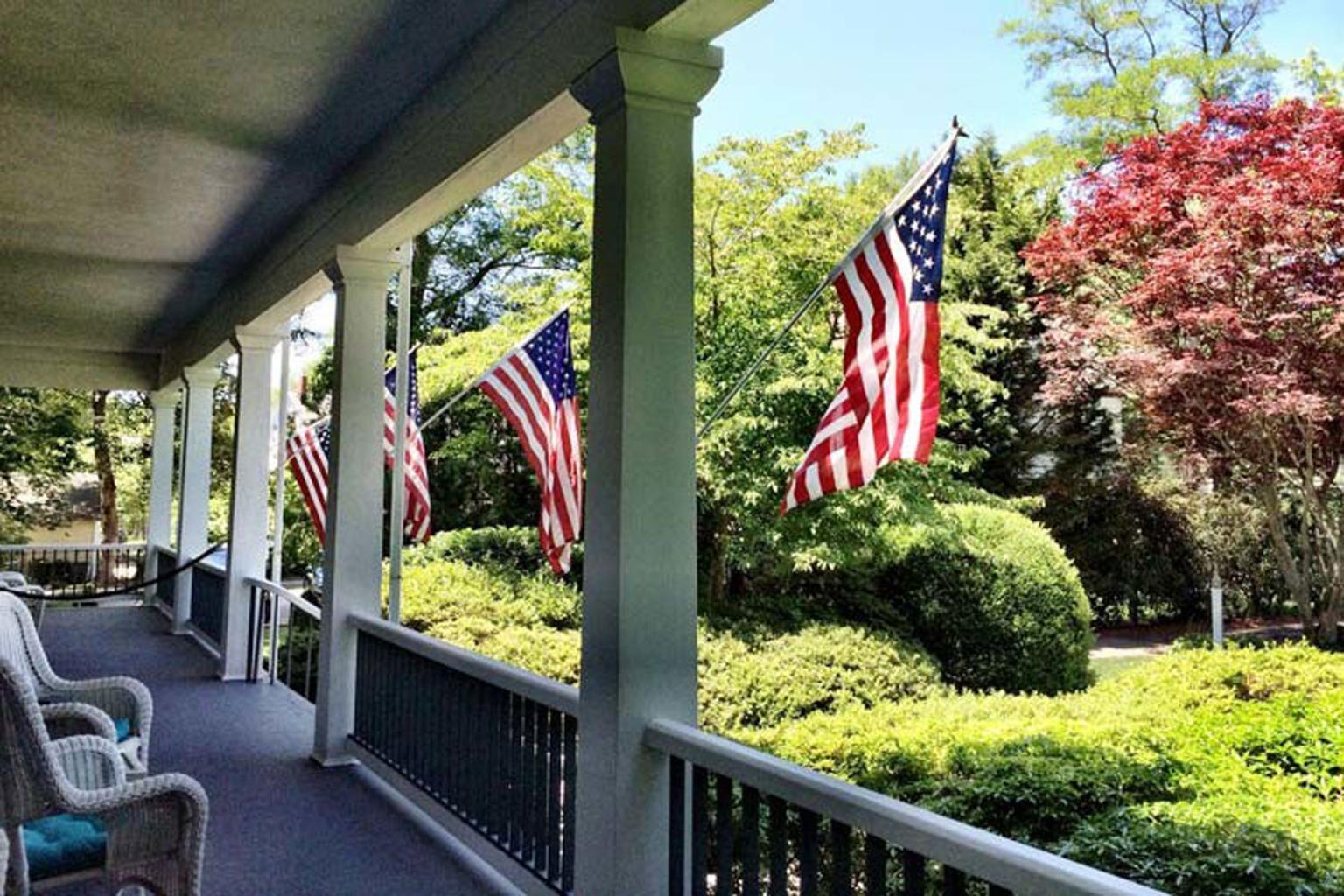 Captain's Manor Inn - Front Porch