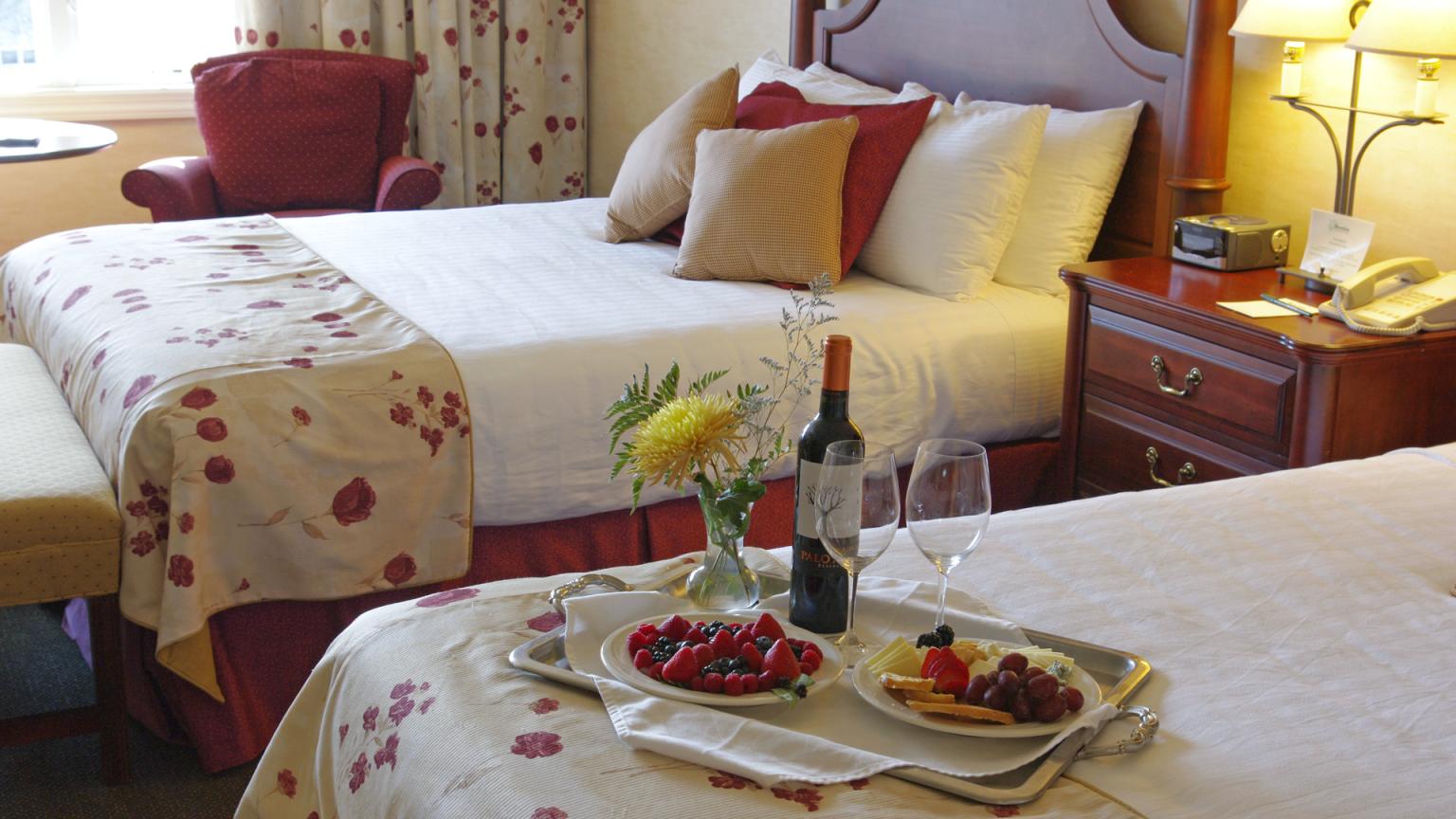 Spa Premier Queen Room with food