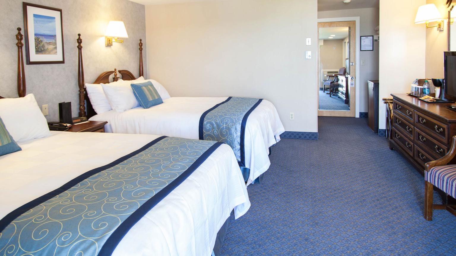 Guest room at Red Jacket Beach Resort & Spa